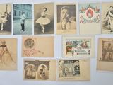 un grand nombre de vieilles cartes postales accrochées au mur