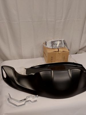 une photo d'un garde-boue de moto noir avec une boîte en arrière-plan