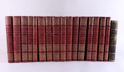 un tas de livres empilés les uns sur les autres sur une surface blanche