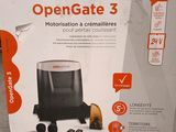 une cafetière dont l'emballage est ouvert, posée sur une table