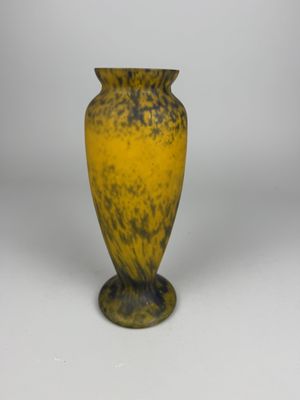 DELCY. Vase en verre marmoréen violine et orangé de forme ba…