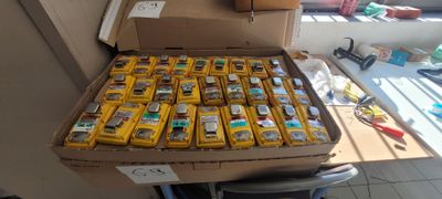 une boîte remplie de téléphones portables posée sur une table