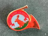 un pin's rouge sur lequel est représenté un lapin