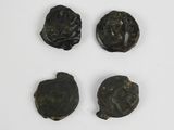 quatre pièces en bronze sont présentées sur un fond blanc