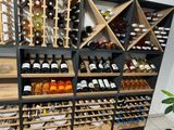 de nombreuses bouteilles de vin sur les étagères de la cave à vin