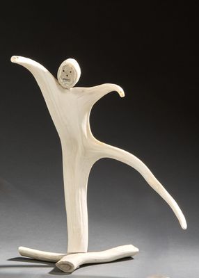 une sculpture blanche représentant un homme debout sur un snowboard