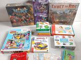 de nombreux livres et jeux pour enfants posés sur la table