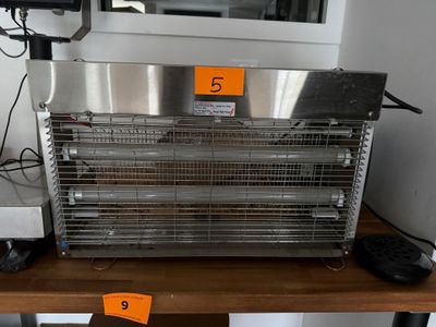 une photo d'un radiateur posé sur une table dans une pièce