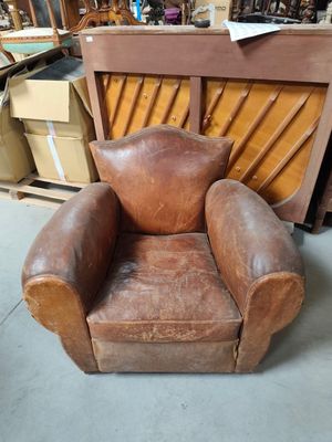 un fauteuil en cuir marron qui se trouve dans une pièce