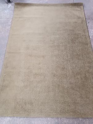 Le tapis posé au sol est déjà étalé et prêt à être utilisé.