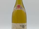 une bouteille de vin posée sur une table
