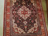 un tapis oriental sur le sol d'un salon
