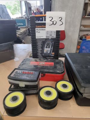 un grand nombre d'objets posés sur une table