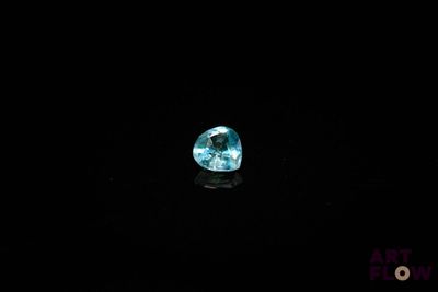 gros plan d'un diamant bleu sur une surface noire