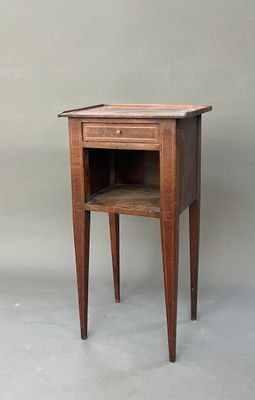 une petite table en bois avec une étagère