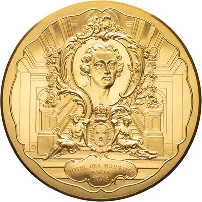un gros plan sur une médaille d'or sur laquelle figure le portrait d'une femme