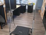 une image d'une pièce avec un bureau et une chaise