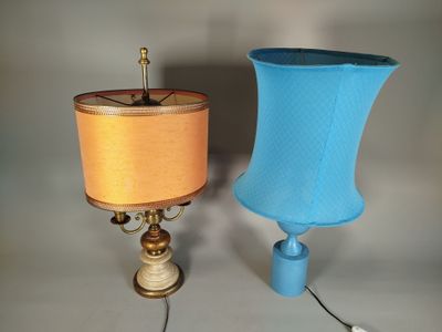 deux lampes placées l'une à côté de l'autre sur une table