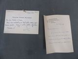 une feuille de papier sur laquelle il y a des inscriptions, à côté d'une autre feuille de papier sur laquelle il y a des inscriptions