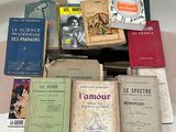 beaucoup de livres sur la table ensemble sur la table