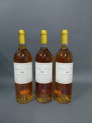 trois bouteilles de vin posées l'une à côté de l'autre sur une table
