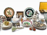 un grand nombre d'objets différents posés sur une table