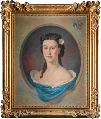 portrait d'une femme en robe bleue, avec une fleur dans les cheveux