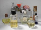 plusieurs types de flacons de parfum sur une table