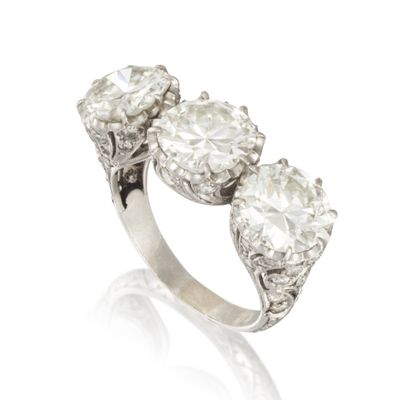 une bague en diamant de trois stones