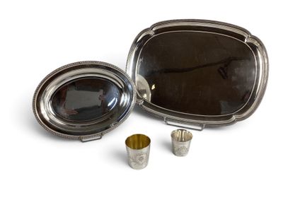 un plateau en argent sur lequel se trouvent un miroir et une tasse