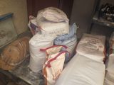 une pile de sacs posée sur une table en métal