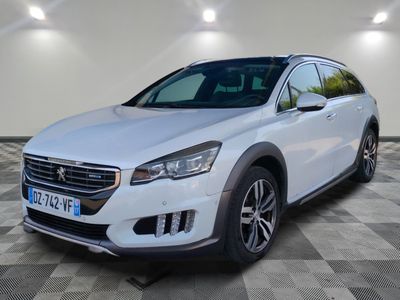 une voiture blanche garée dans une pièce au sol en damier
