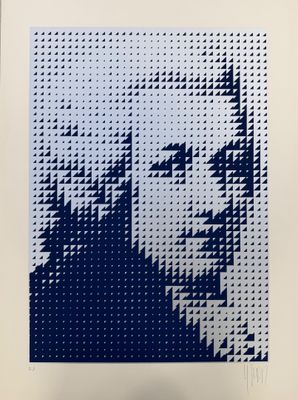 une image en bleu et blanc représentant le visage d'un homme, réalisée avec des Lego