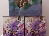 deux boîtes ornées de fleurs violettes, posées sur une table