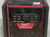 Chargeur Milwaukee M18 avec radio et chargeur