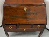 un petit bureau en bois muni de deux tiroirs