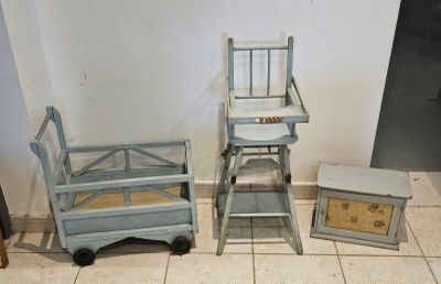 9 / CHP10 / Mobilier de poupée en bois peint bleu comp…