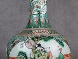 un vase avec l'image d'un homme et d'une femme dessus
