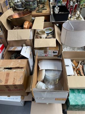 un grand nombre de boîtes empilées les unes sur les autres