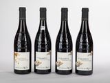 trois bouteilles de vin posées sur une table l'une à côté de l'autre