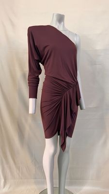 une photo d'un mannequin vêtu d'une robe bordeaux