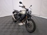 une photo d'une moto garée dans une pièce