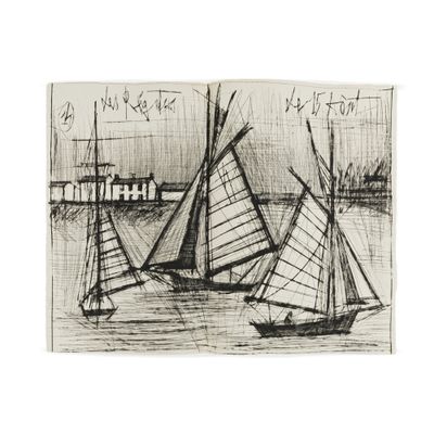 deux bateaux sur l'eau, avec un bâtiment en arrière-plan