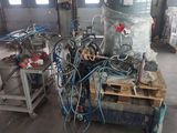 une grande machine placée au milieu d'une pièce