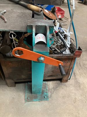 une photo d'un établi sur lequel se trouvent des outils