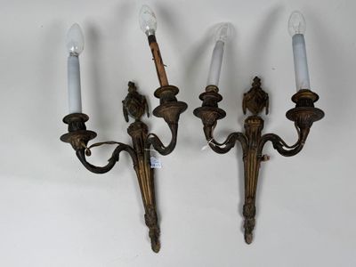 trois appliques murales en laiton vieilli avec des bougies blanches sur fond blanc