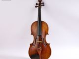 un violon posé sur une surface blanche
