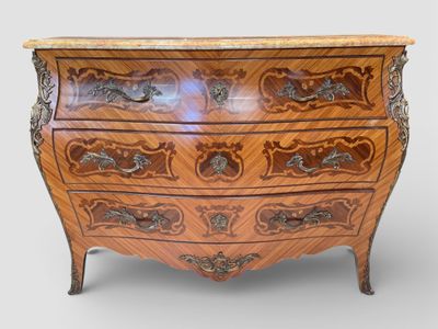 COMMODE à façade galbée, ouvrant par trois tiroirs séparés d'une trave - Photo 1