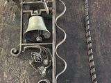 une photo d'un morceau de métal sur lequel est fixée une cloche