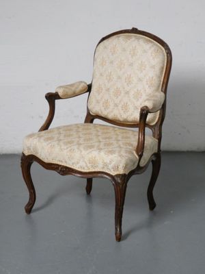 Fauteuil à dossier plat en bois naturel mouluré et sculpté à…